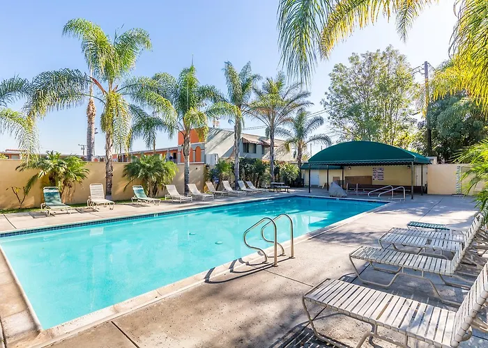 Colonial Pool & Spa Motel