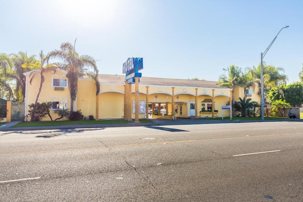 Colonial Pool & Motel 2*