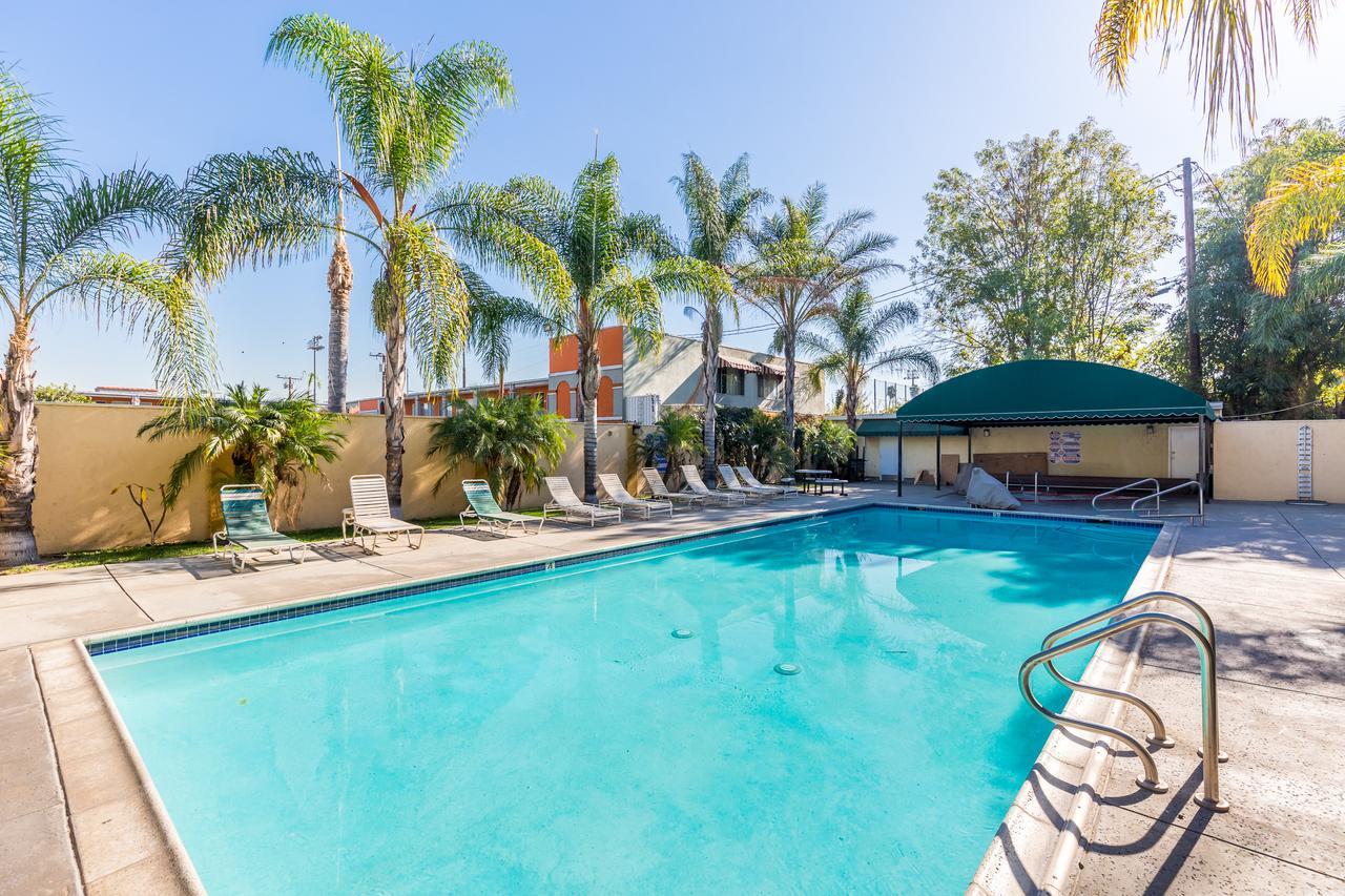 Colonial Pool & Motel Long Beach