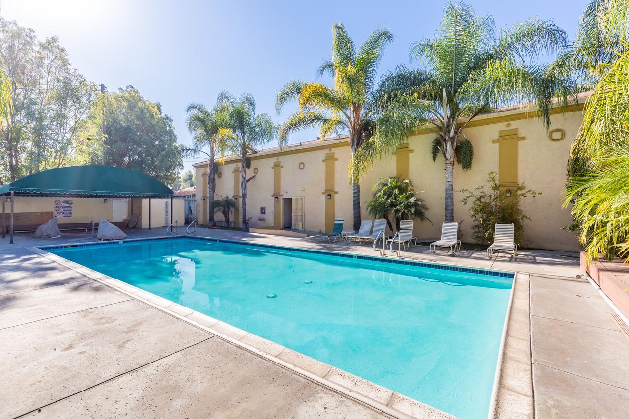 Motel Colonial Pool & Long Beach