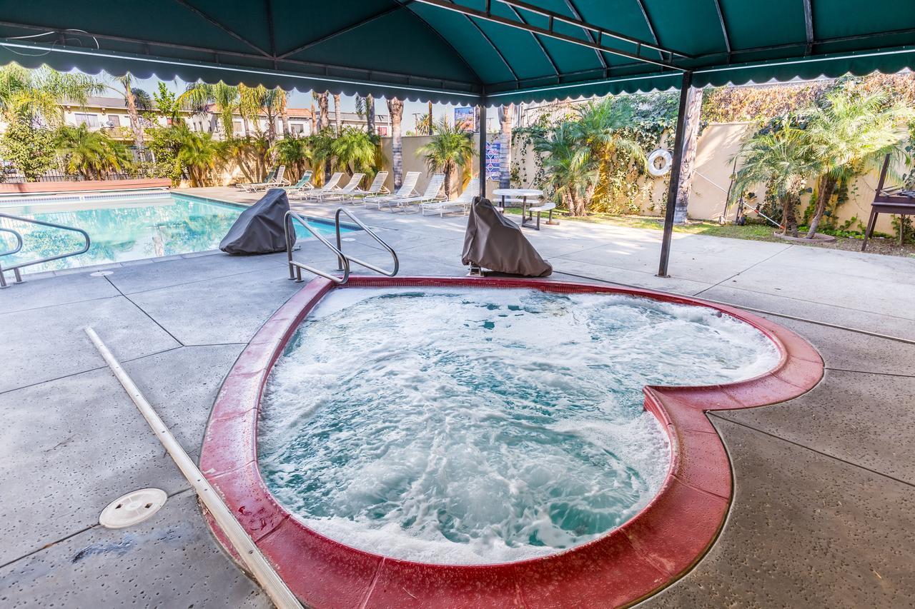 Colonial Pool & Motel 2*
