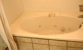 Colonial Pool & 2* Long Beach