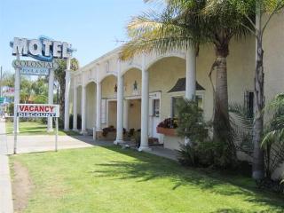 Motel Colonial Pool & Long Beach