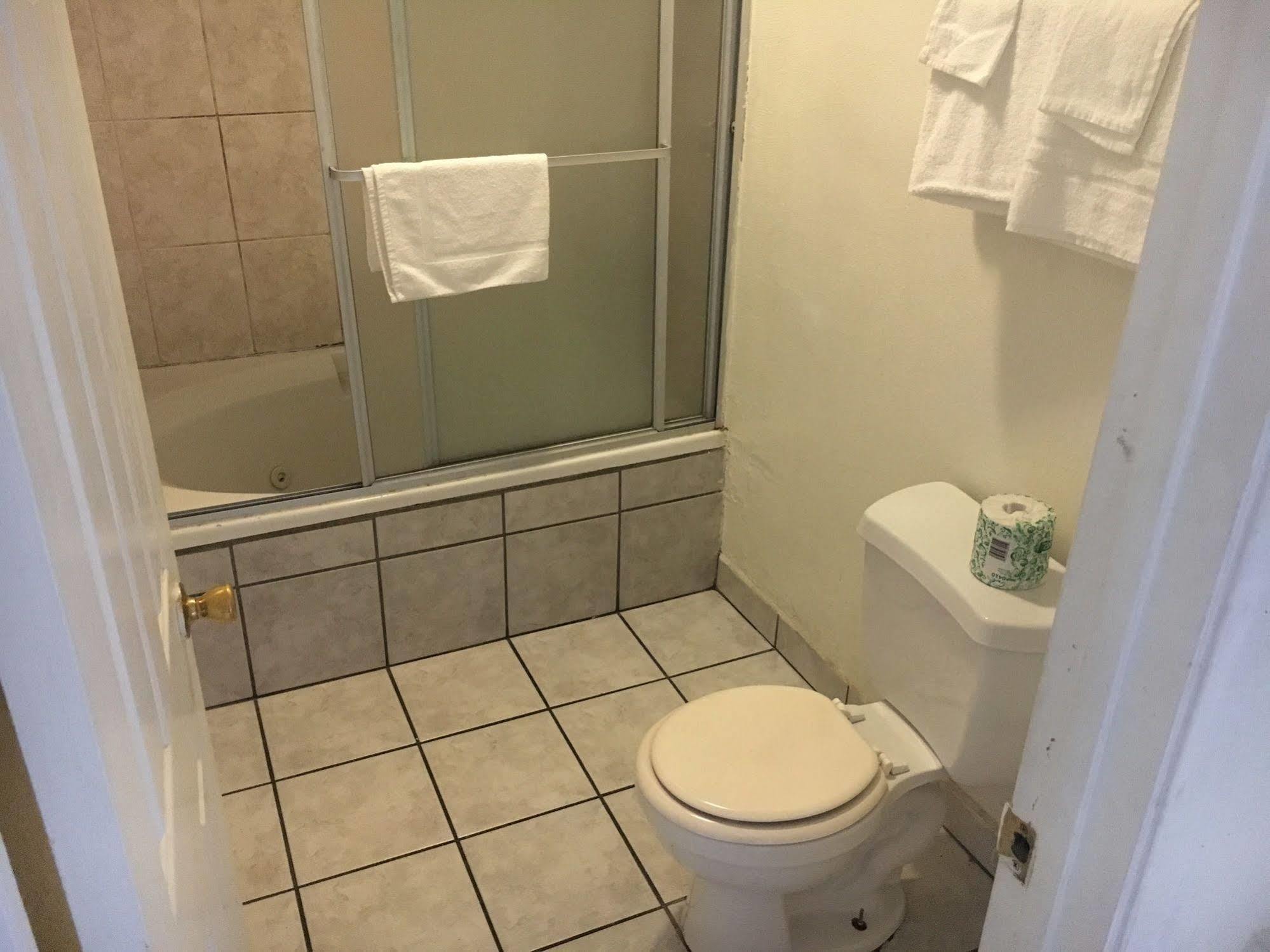 Colonial Pool & 2* Long Beach