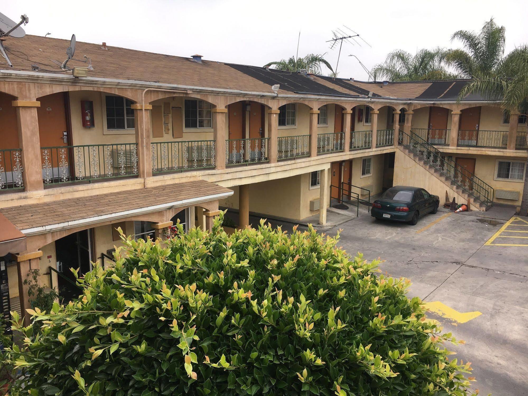 Colonial Pool & 2* Long Beach