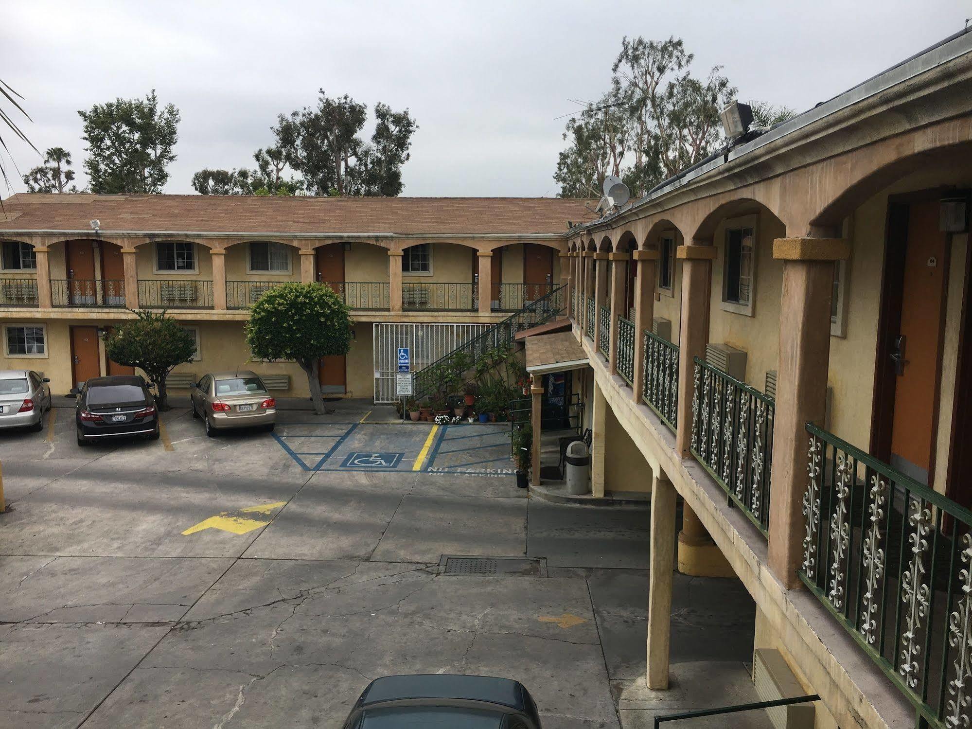 Motel Colonial Pool & Long Beach